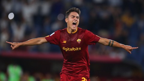 Paulo Dybala celebrando su primer gol con la Roma.