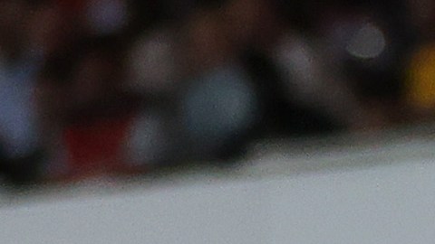 Douglas Luiz (R) es felicitado por Philippe Coutinho (C) y Boubacar Kamara (L) luego de su gol olímpico.