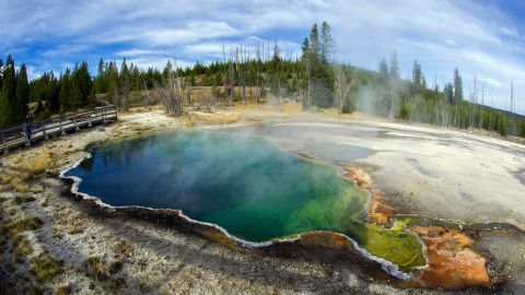 El descubrimiento del pie en Abyss Pool condujo al cierre temporal de West Thumb Geyser Basin.