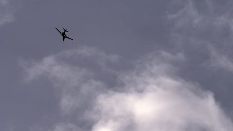 Aviones disparan barras de yoduro de plata en las nubes para inducir la lluvia.