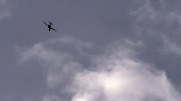 Aviones disparan barras de yoduro de plata en las nubes para inducir la lluvia.
