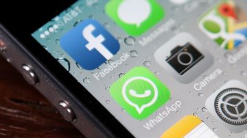 Facebook y WhatsApp son aplicaciones de uso común entre migrantes.
