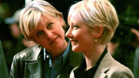 La presentadora Ellen DeGeneres y Anne Heche sostuvieron una relación amorosa en el año 1997.