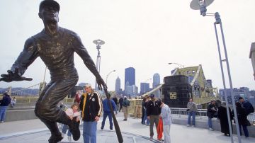 Estatua que rinde homenaje a Roberto Clemente en el PNC Park de Pittsburgh.