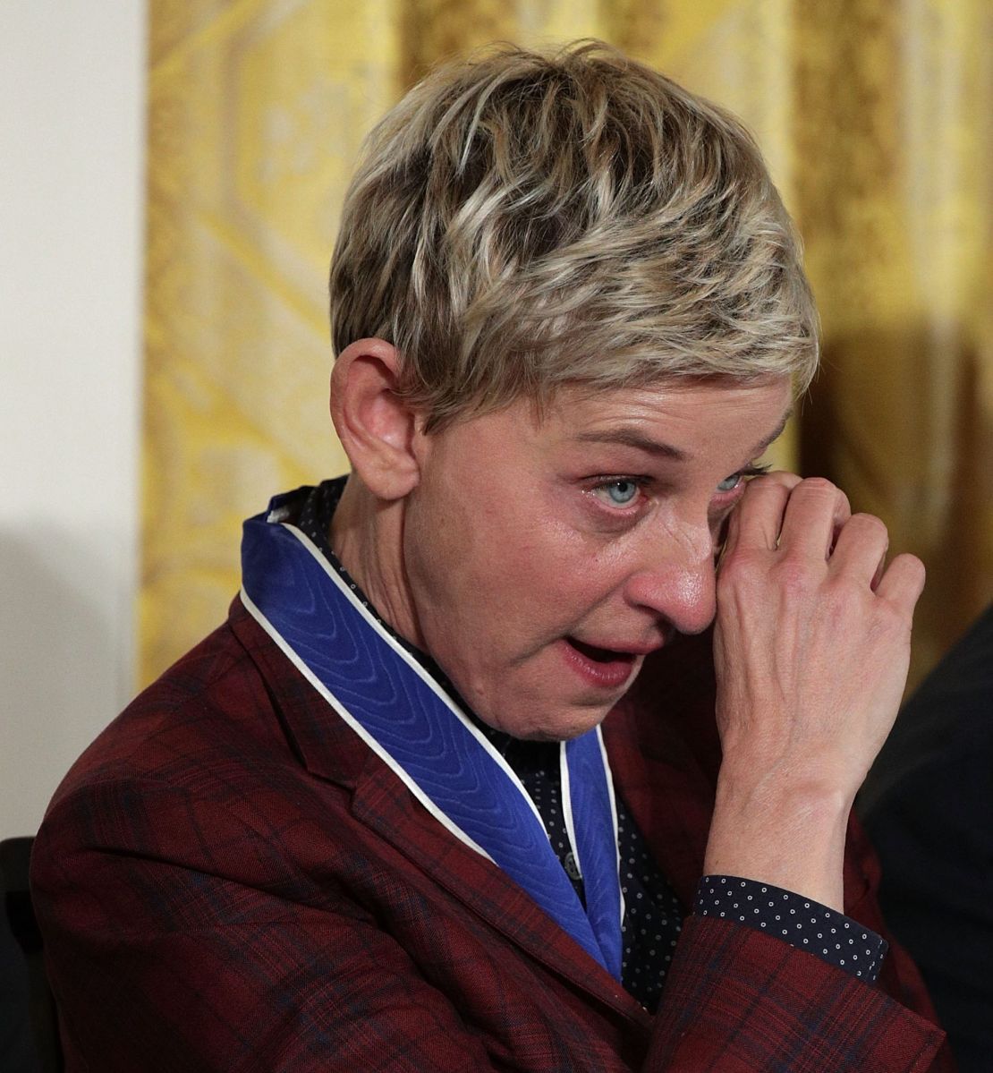 Anne Heche, ex de Ellen DeGeneres, sufrió un aparatoso accidente automovilístico que la dejó en coma en el hospital con quemaduras graves.
