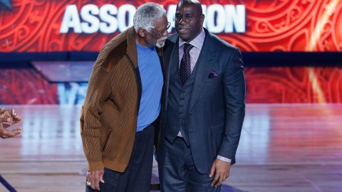 Bill Russell (L) y Magic Johnson (R) comparten durante el All-Star Game de la NBA en 2017.