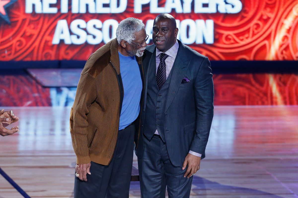 Bill Russell (L) y Magic Johnson (R) comparten durante el All-Star Game de la NBA en 2017.