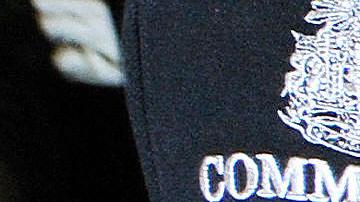 Comandos tailandeses escoltan al traficante de armas ruso esposado Viktor Bout, conocido como el "mercader de la muerte".