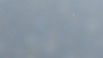 Paul Pogba (L) y Mathias Pogba (R) posan junto a la Copa del Mundo luego que Francia derrotara 4-2 a Croacia en la final del Mundial de Rusia 2018.