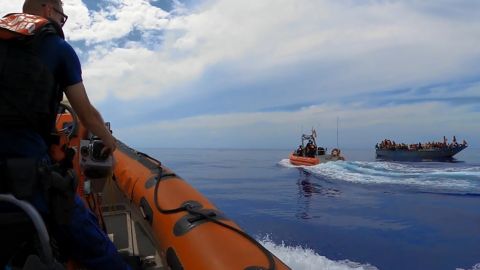 La semana pasada, la Guardia Costera detuvo a decenas de inmigrantes que iban hacinados en una embarcación.