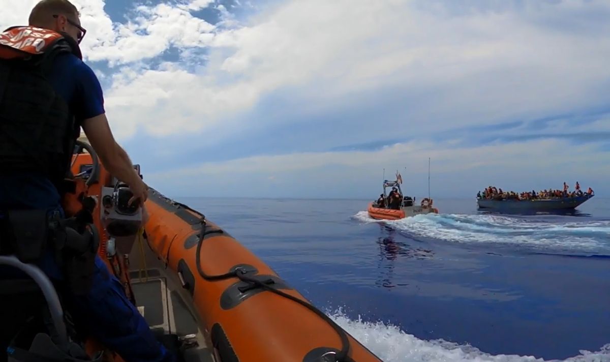 La semana pasada, la Guardia Costera detuvo a decenas de inmigrantes que iban hacinados en una embarcación.