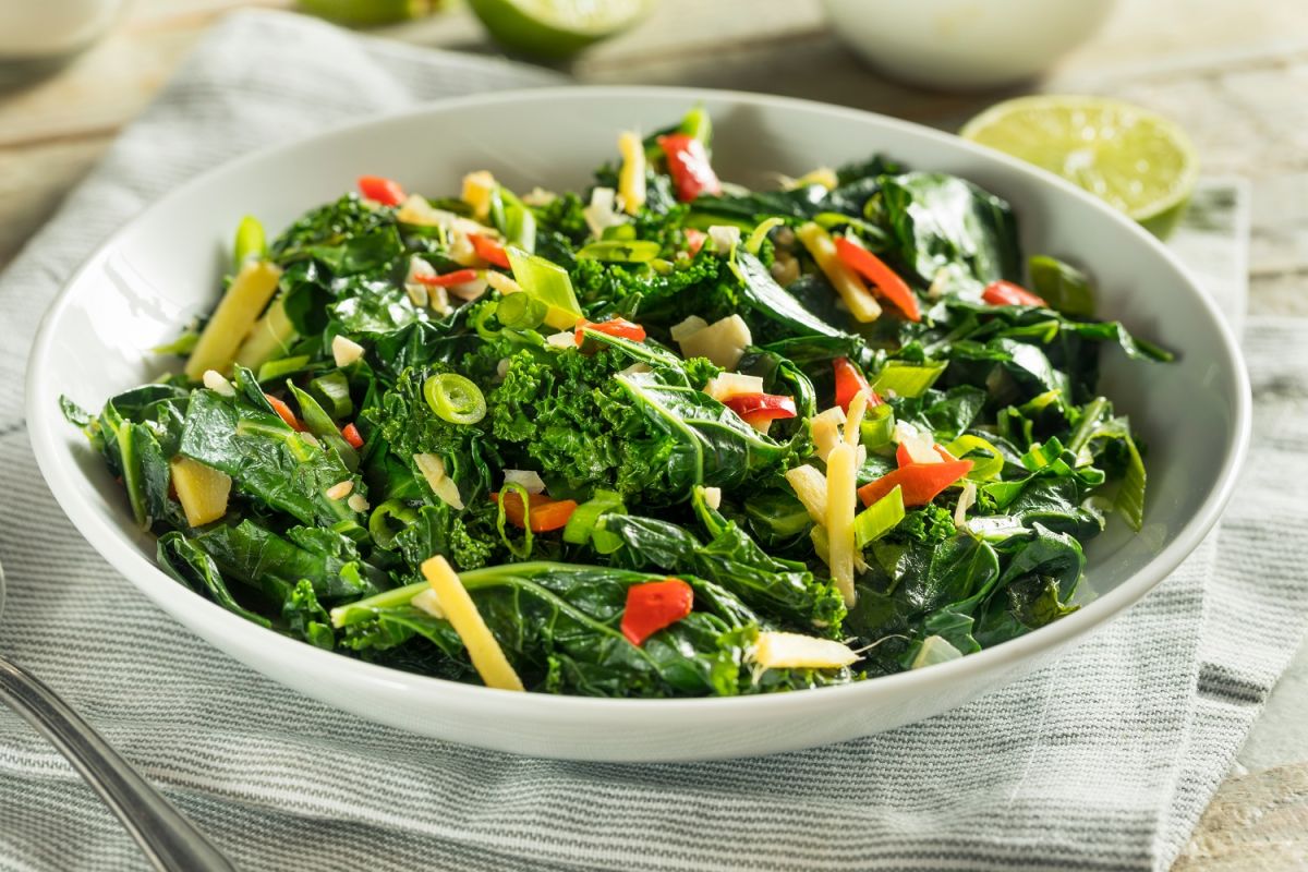 Vegetales de hojas verdes son fuente natural de vitamina K, nutriente que puede prevenir la muerte celular.