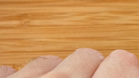 Hombre con suplemento vitamínico