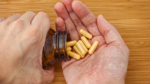 Hombre con suplemento vitamínico