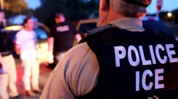 ICE está bajo críticas de defensores de inmigrantes por recientes decisiones de traslados "a escondidas".