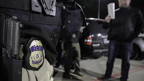 Los agentes de ICE son investigados por posibles abusos en redada en 2018.