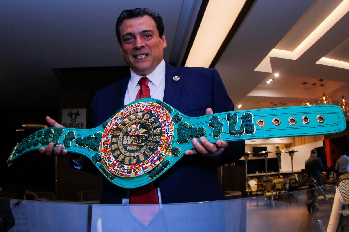 Mauricio Sulaimán propone una liga aparte para los boxoeadores transgénero.