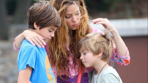 Sasha y Milan abrazan a Shakira, así es como ellos no permiten que su mami pierda la sonrisa