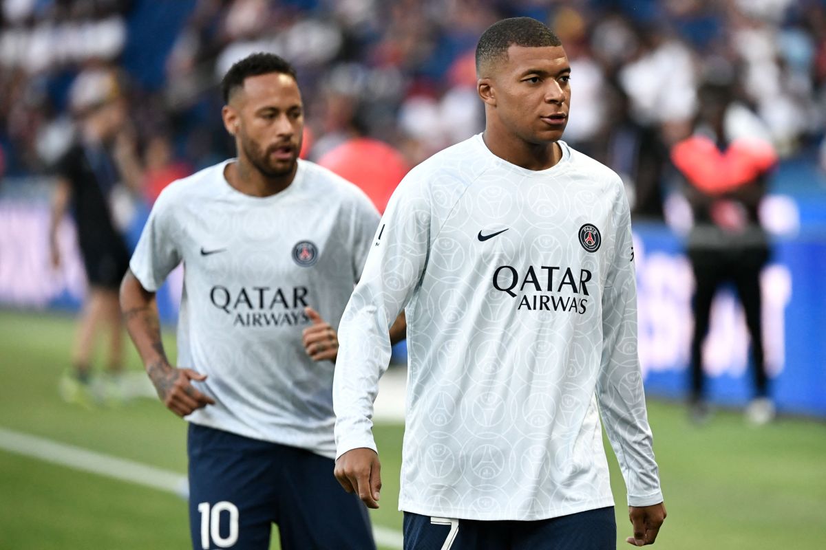 Neymar (izquierda) y Kylian Mbappé (derecha) crearon polémica por cobrar los penaltis. 