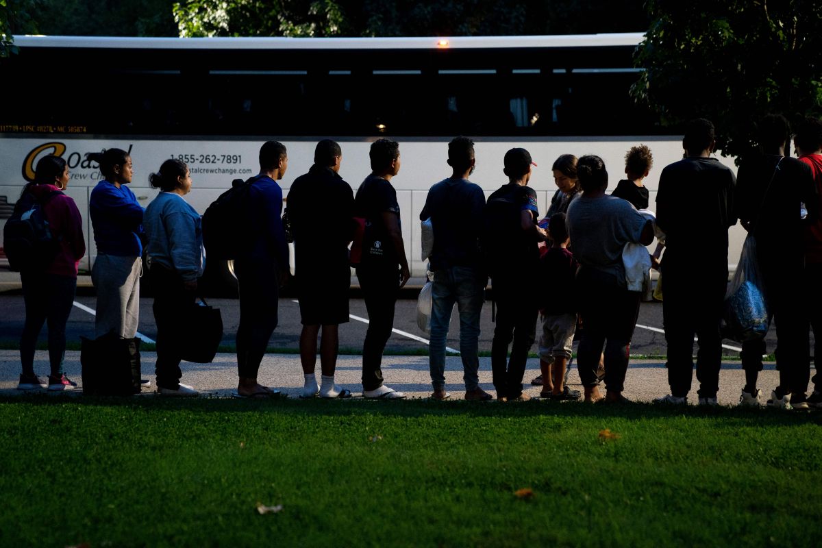 Migrantes son embarcados en buses y enviados a Nueva York desde Texas.