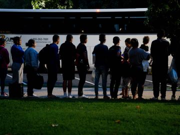 Migrantes embarcados en buses y enviados a NYC desde Texas, 2022.