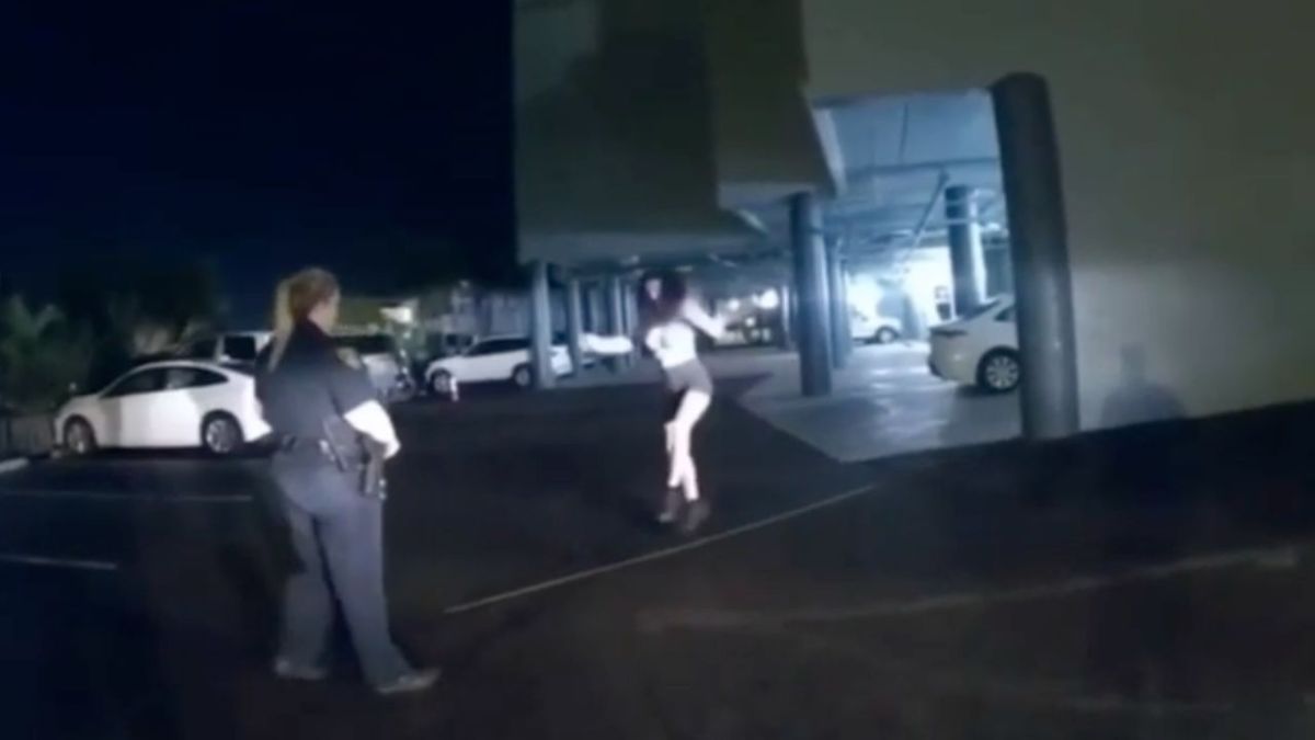 En el video, aparece la mujer intentando evitar un examen de alcohol con un baile irlandés.