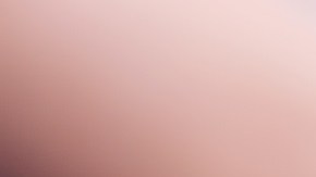 Mujer con bebida en una taza