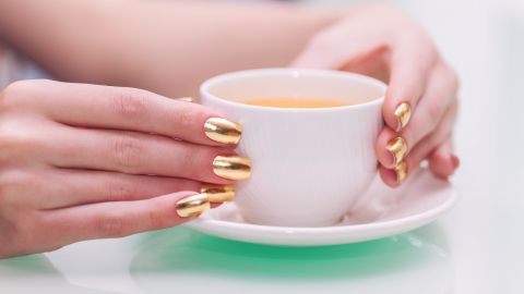 Mujer con bebida en una taza