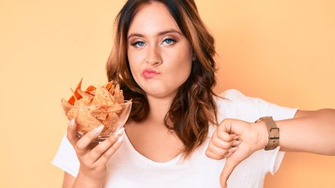 Mujer rechaza snack ultraprocesado