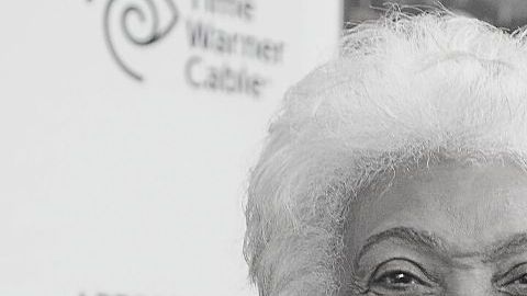 Las cenizas de Nichelle Nichols, actriz de 'Star Trek', serán enviadas al espacio exterior.