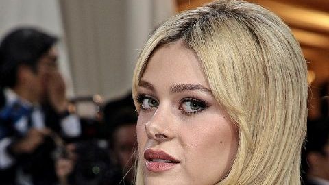 Nicola Peltz y Victoria Beckham.
