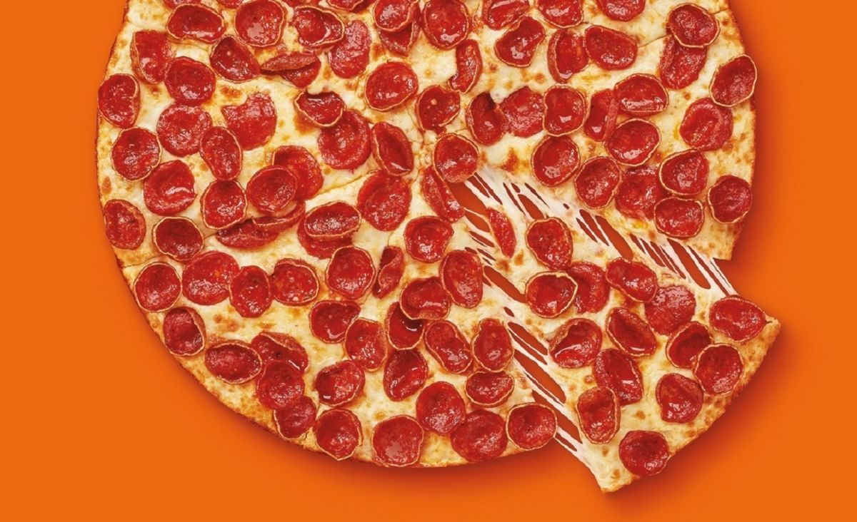 La nueva pizza con 100 rebanadas de pepperoni de Little Caesars ya se encuentra a la venta.
