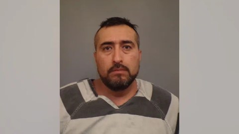 Un conductor recogió a la víctima fuera de la casa del hispano y notificó a las autoridades.