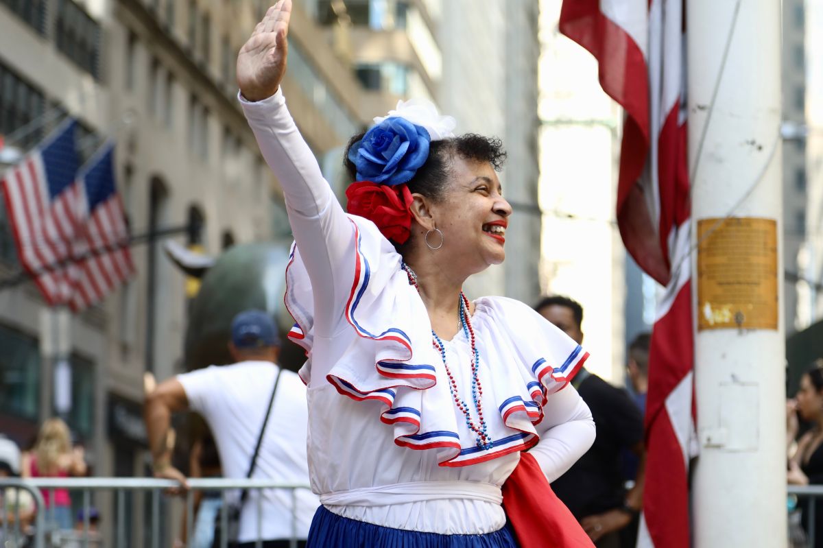 La Alcaldía de Nueva York organizó una ceremonia por el izamiento de la bandera donde se puso de manifiesto el fervor cívico y la celeración de las raíces quisqueyanas. 