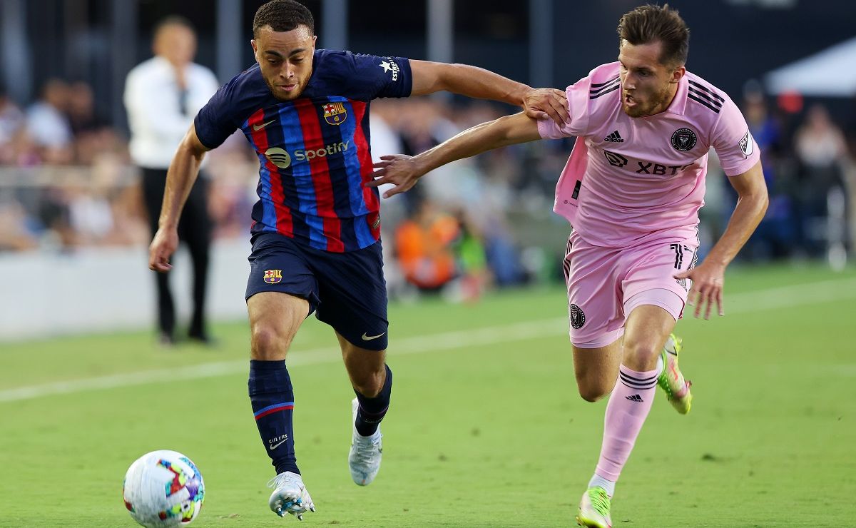 Manchester United quiere reforzarse con Sergiño Dest en el cierre del