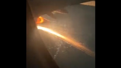 VIDEO: Turbina en llamas en vuelo de Viva Aerobus con destino a Los Ángeles, causa aterrizaje de emergencia