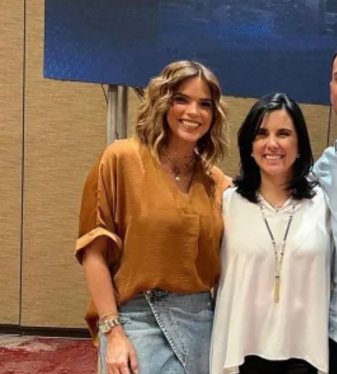 Rashel Díaz y su esposo junto a Margarita Pasos