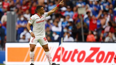 Camilo Sanvezzo celebra el tanto que le dio el triunfo a Toluca frente a Cruz Azul.