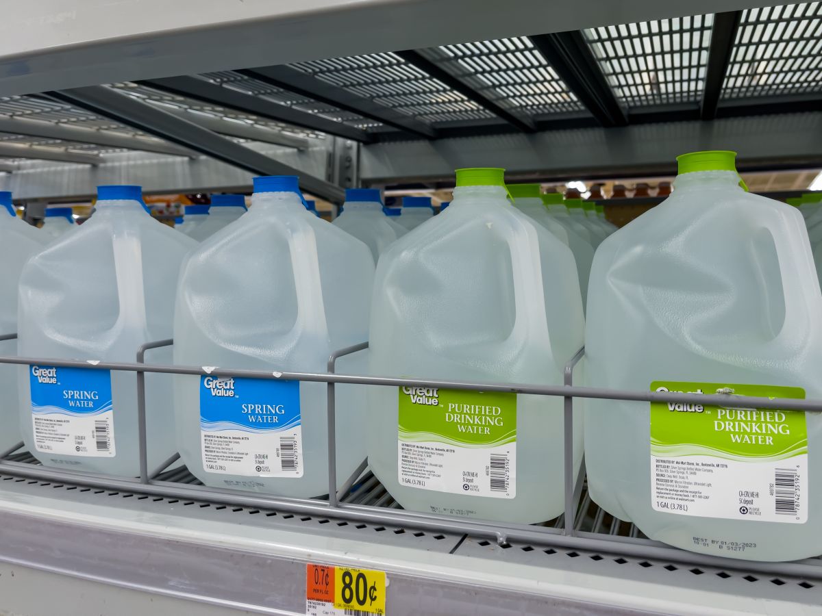 Walmart vende un galón de agua Great Value por $1.08 dólares, que es muy, muy barato.