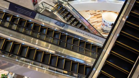 La mano del joven quedó atascada en el centro comercial MainPlace Mall en Santa Ana.