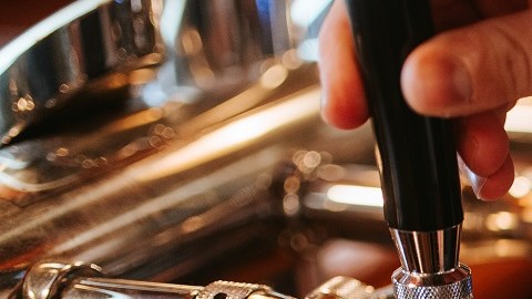 Bartender sirve cerveza
