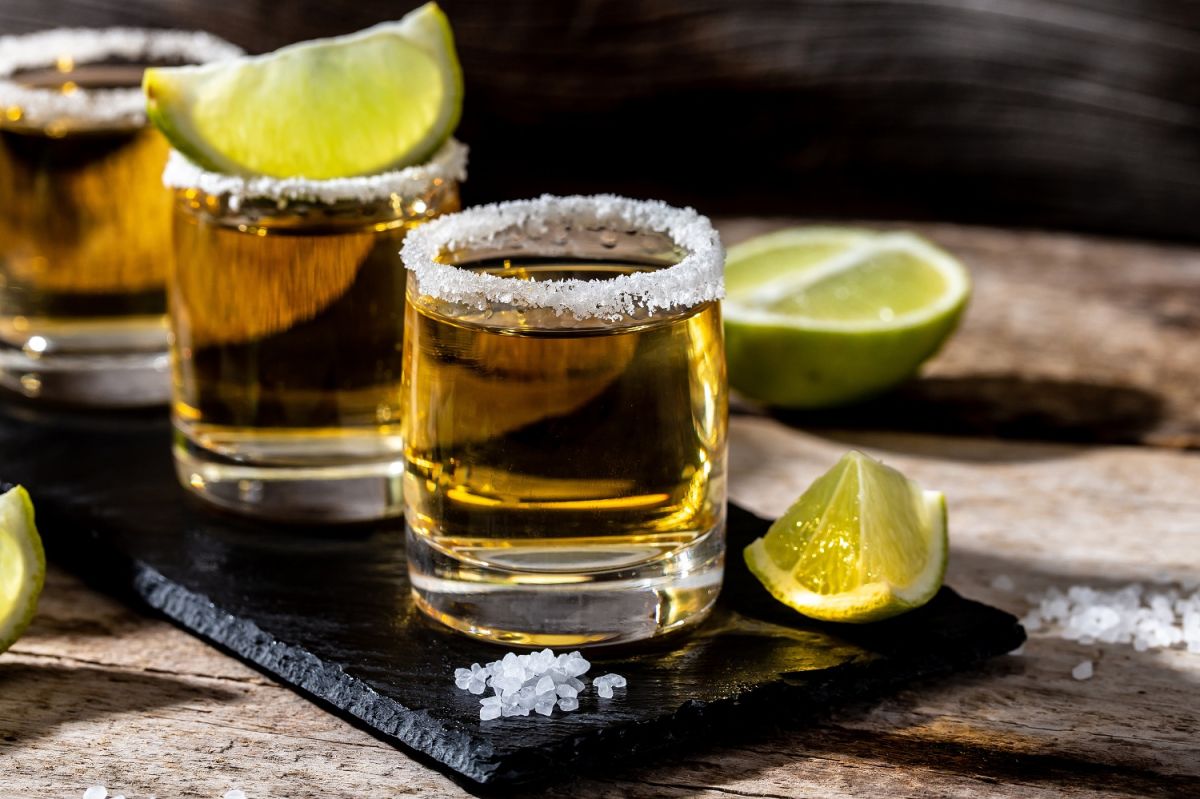 El tequila es un destilado con bajo contenido de calorías al compararse con otras bebidas alcohólicas.
