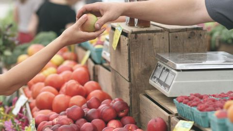 Una mujer trató de llevarse comida sin pagar.