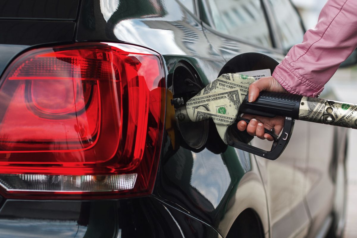 A pesar del bajón de precio, los precios de la gasolina aún se mantienen más altos en comparación con la misma época del año pasado.