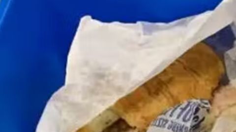 Los tradicionales desayunos de McDonald's fueron descubiertos en su maleta.