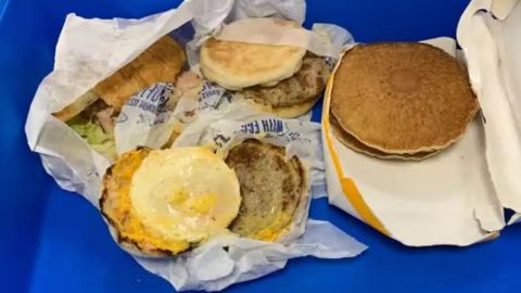 Los tradicionales desayunos de McDonald's fueron descubiertos en su maleta.