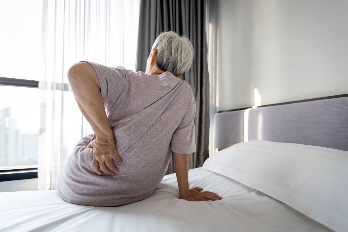 Las personas de la tercera edad suelen padecer más dolores de espalda.