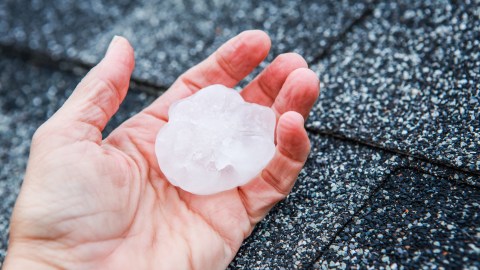 Muere bebé tras ser golpeada por un enorme granizo en la cabeza