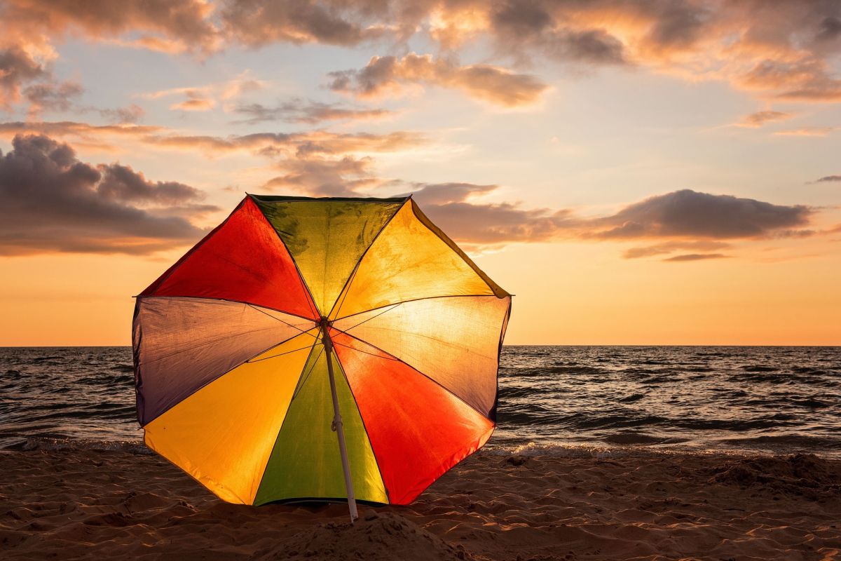 Tammy Perreault estaba en una playa de Garden City cuando un paraguas se soltó de su ancla y la atravesó.