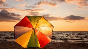 Mujer de Carolina del Sur muere tras ser atravesada por una sombrilla de playa
